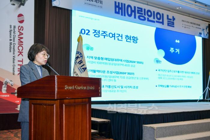 [크기변환]영주-1-3 김명자 기업지원실장이 영주시 국가산단 조성사업을 홍보하고 있다.jpg