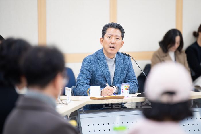 [크기변환][낭만관광과]024구미라면축제결과보고회_시장님.jpg