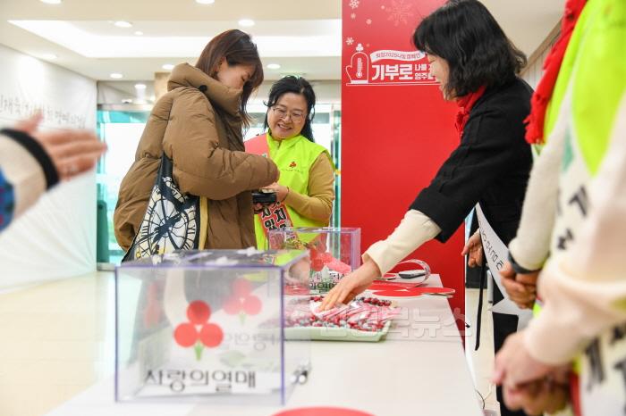 [크기변환]영주-1-3 시청 직원이 나눔 캠페인에 참여하고 있다.jpg