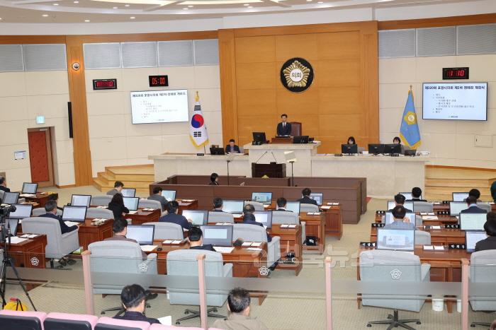 [크기변환]241202_포항시의회  제320회 제2차 정례회 개회.jpg