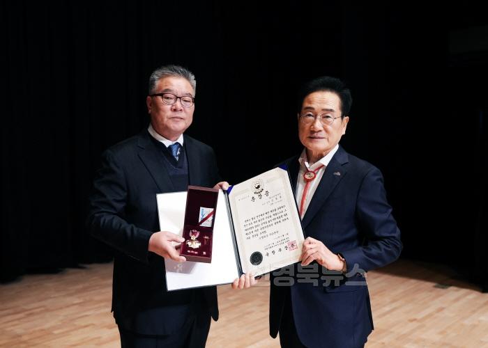 [크기변환]1 [사진] 영천시, 6.25참전용사 유가족에 화랑무공훈장 전수.jpg