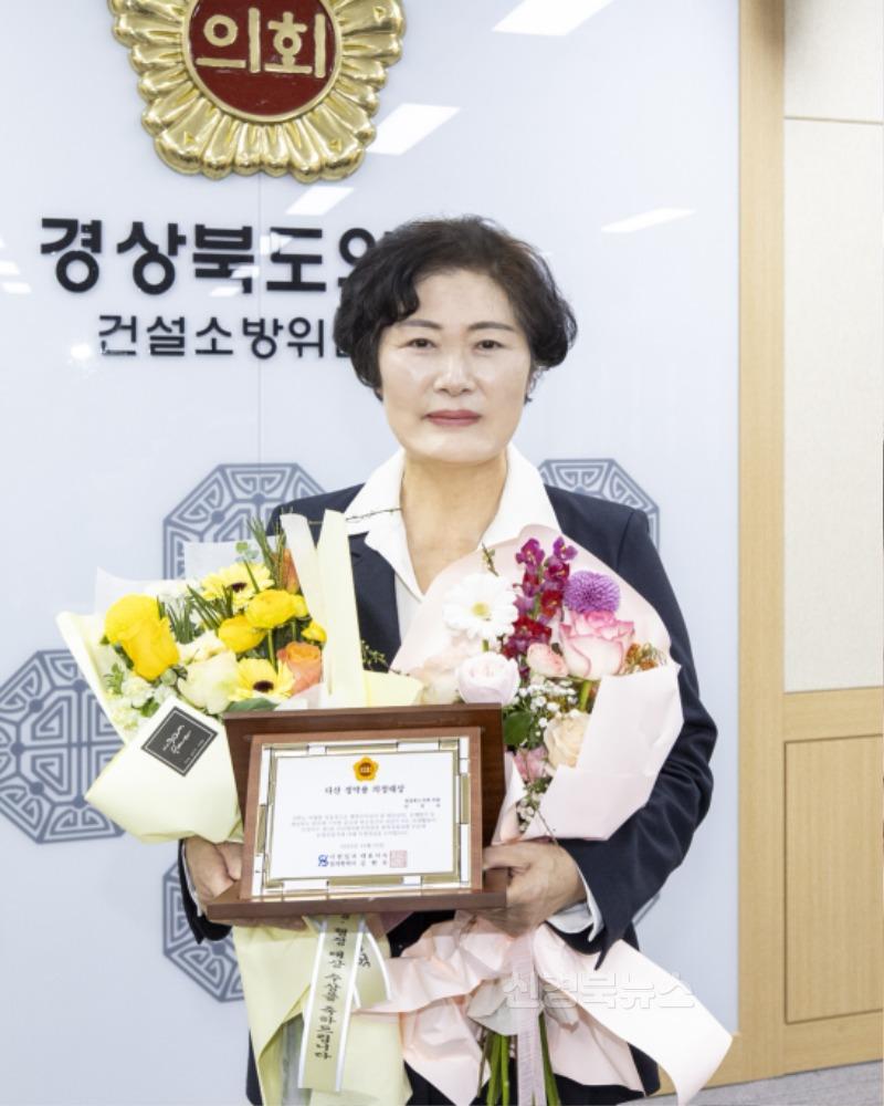 2024.11.21 남영숙위원장 수상기념촬영_7.jpg