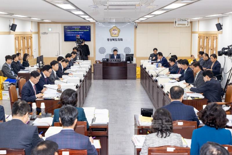 예산결산특별위원회_심사_사진1.jpg