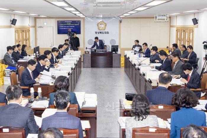 [크기변환]예산결산특별위원회_심사_사진.jpg