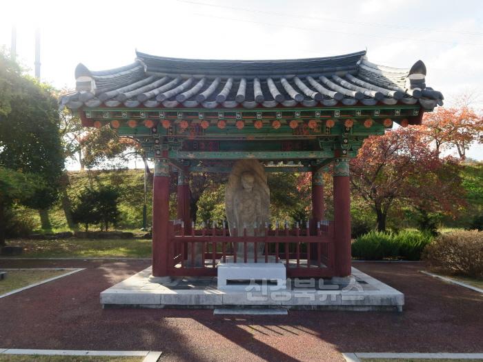 [크기변환]영주-1-2 아이신나실내놀이터 전정에 위치한 _영주동 석조여래입상_.JPG