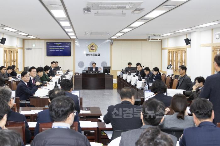 [크기변환]예산결산특별위원회_심사_사진 (1).jpg