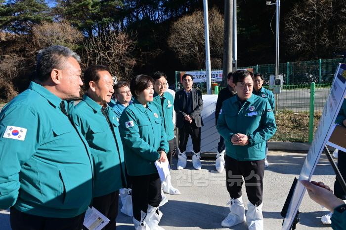 [크기변환]송미령 농림축산식품부장관 봉화군 가축방역 현장 점검 (4).jpg