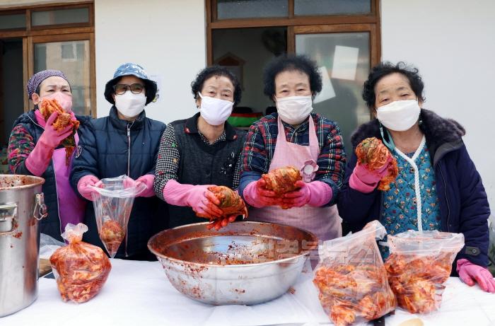 [크기변환]사진2. 칠곡할매래퍼 그룹‘텃밭 왕언니’가 독거노인들에게 전달할 김치를 담그고 있다..jpg