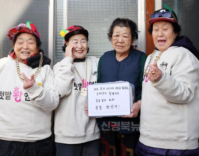 [크기변환]사진3. 칠곡할매래퍼그룹‘텃밭 왕언니’가 독거노인 집을 방문해 김치를 전달하며 기념 촬영을 하고 있다_.jpg