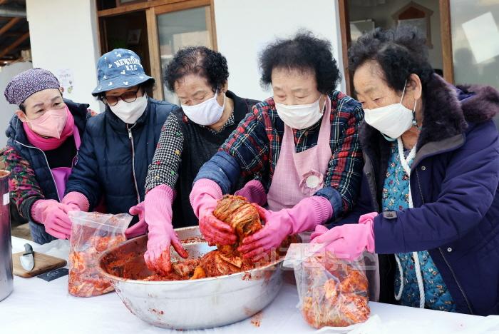 [크기변환]사진1. 칠곡할매래퍼 그룹‘텃밭 왕언니’가 독거노인들에게 전달할 김치를 담그고 있다..jpg