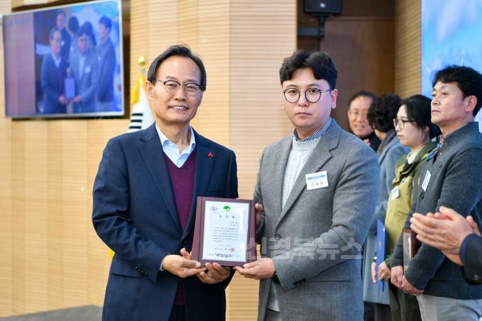 [크기변환]영주-1-1 이효준 이룸측량설계사무소 대표의 영주시 우수설계사무소(토목 분야)에 선정 표창패 수여 기념사진.jpg