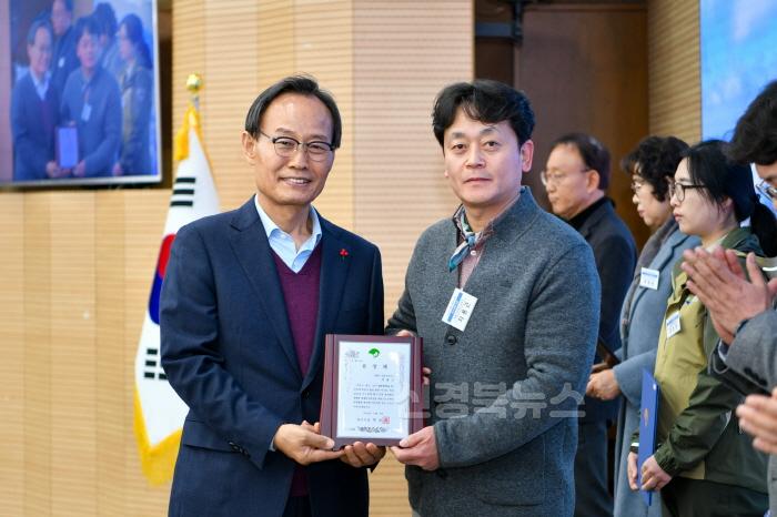 [크기변환]영주-1-2 지용근 지용근건축사사무사 대표의 영주시 우수설계사무소(토목 분야)에 선정 표창패 수여 기념사진.jpg