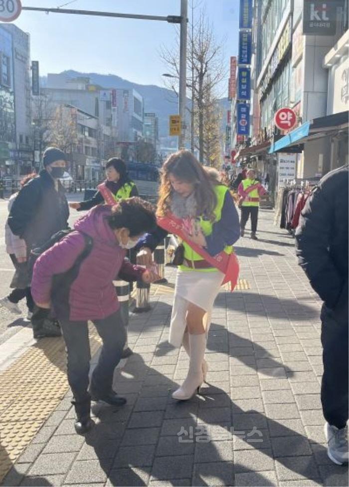 [크기변환]경산시, 「희망2025나눔캠페인」성금모금 가두캠페인 실시!(3).JPG