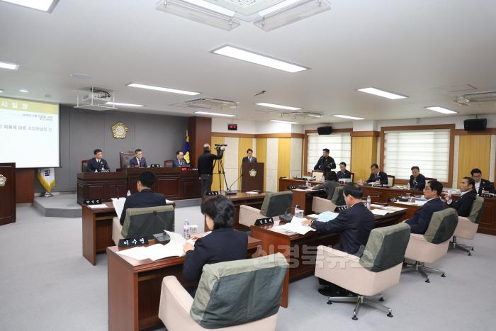 [크기변환]의회사무과)청도군의회, 제304회 제2차 정례회 마무리2.jpg