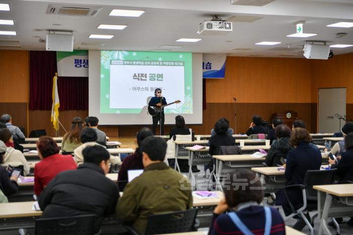 [크기변환]영주-2-3 어쿠스틱 동아리의 식전공연이 진행되고 있다.jpg