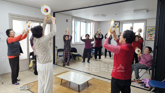 [크기변환]경로당어르신들.png