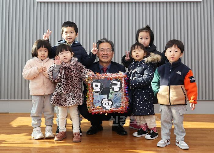 [크기변환]2-2 사진(원광어린이집, 고사리손으로 장학금 전달).jpg