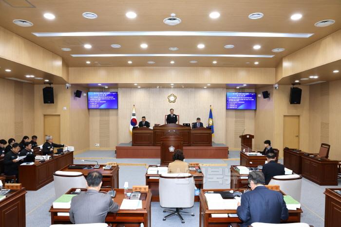 [크기변환]241213보도자료(청송군의회, 제276회 정례회 폐회) (2).JPG