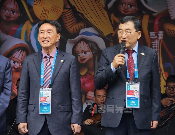 [크기변환]1. 주낙영 시장이 11월 15일 APEC 정상회의가 열리는 페루 리마에서 외신 기자들과 인터뷰하는 장면.jpg