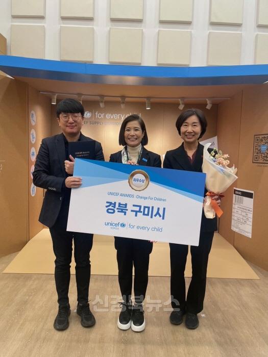 [회전][크기변환][아이돌봄과]1왼쪽 첫번째 김현태 주무관 두번째 유니세프한국위원회 조미진사무총장 세번째 김귀숙 아동친화팀장.JPG