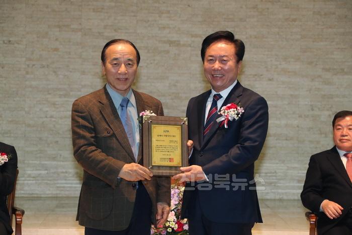 [크기변환]1218 권기창 안동시장  2024 올해의 지방자치 CEO 선정 (1).JPG