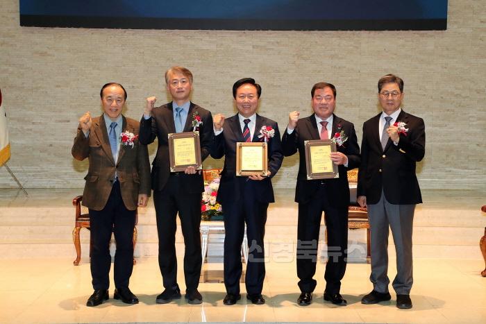 [크기변환]1218 권기창 안동시장  2024 올해의 지방자치 CEO 선정 (2).JPG