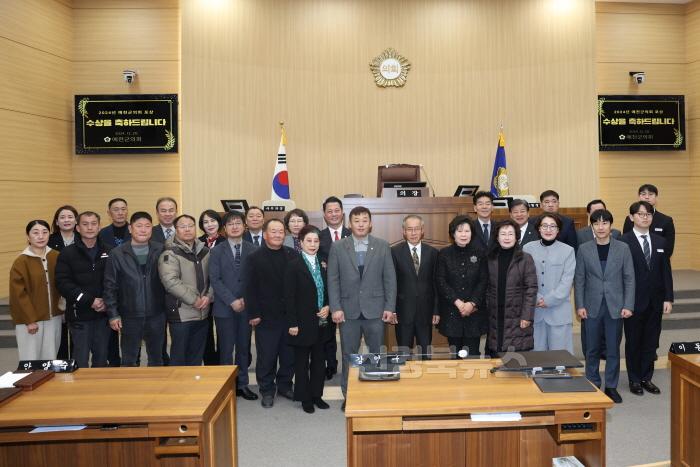 [크기변환](예천군)예천군의회 2024년도 의정발전 유공자 시상.JPG