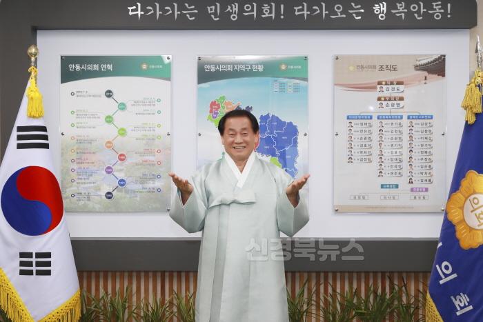 [크기변환]9월6일_김경도의장_한복프로필 (6).jpg