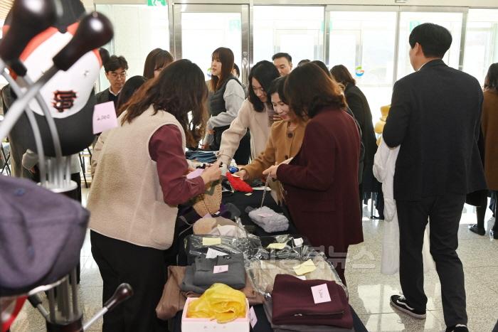 [크기변환]4.경북교육청, 불필요한 물품 나눔으로 사랑을 전하다(본청 전 직원 바자회 행사 ‘다팔장 in 경북교육청’ 개최)_02.jpeg