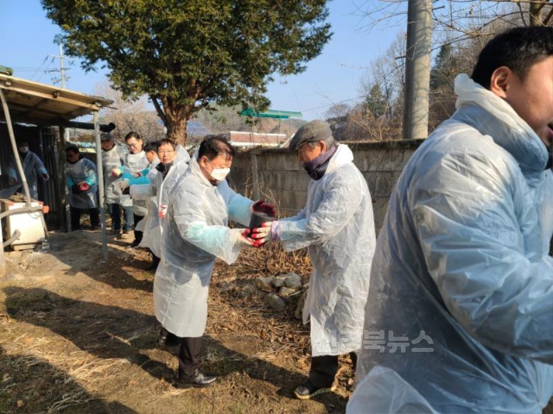 영주-4-2 봉사활동 참가자들이 청소년 가구에 연탄을 배달하고 있다.jpg