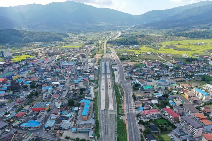 [크기변환]영주-1(경제)풍기역을 지나는 중앙선 철도 노선 전경(중앙선 완전 개통).jpg