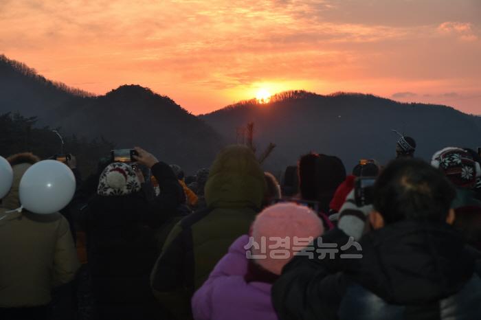 [크기변환]241227보도자료(청송군 2025 새해 군민화합 해맞이 행사 개최) (1).JPG