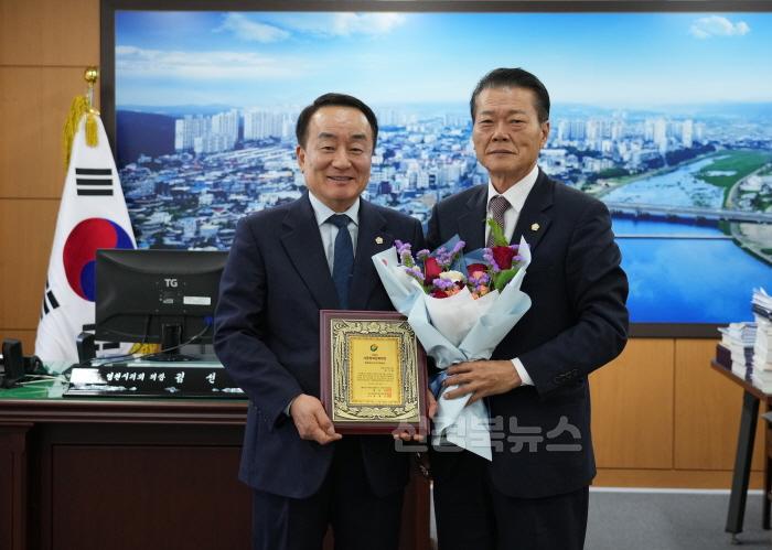 [크기변환]1227 수여식(하기태) 보도자료 사진.JPG