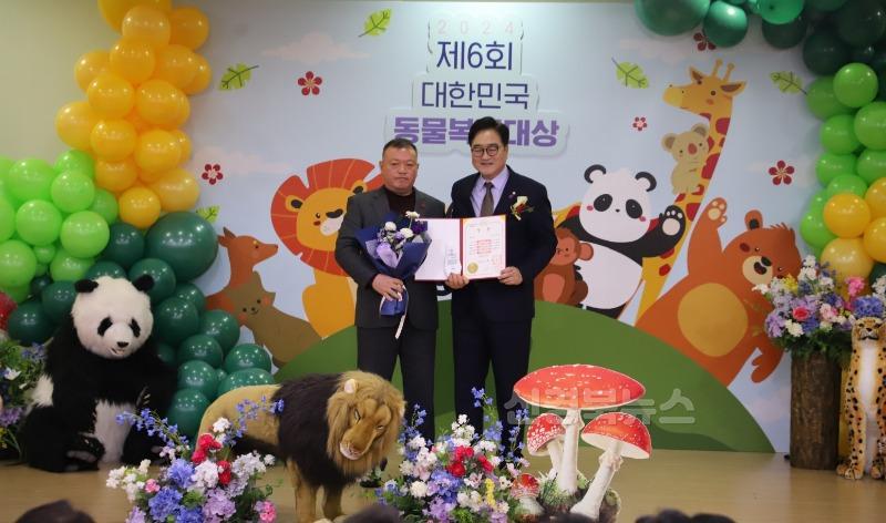(상주시 축산과)제6회 대한민국 동물복지대상 _대상_ 수상 (1).jpg