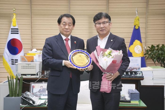 [크기변환]수상사진 (김순중 의원).jpg