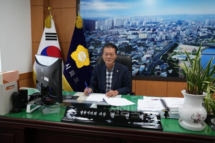 [크기변환]김선태 의장님 집무실 사진 - 수정.jpg
