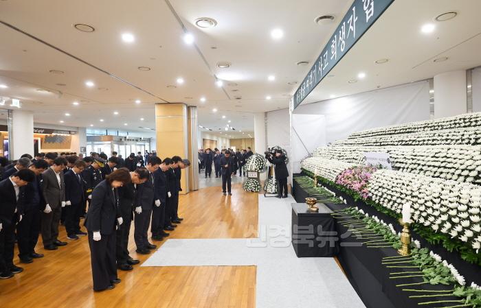 [크기변환]이철우_지사는_31일_경북도청_동락관에_마련된_제주항공기_여객기_사고_희생자_합동분향소를_찾아_실국장_등_주요간부들과_함께_조문_했다3.jpg