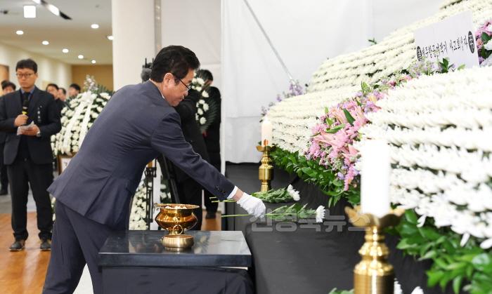 [크기변환]이철우_지사는_31일_경북도청_동락관에_마련된_제주항공기_여객기_사고_희생자_합동분향소를_찾아_실국장_등_주요간부들과_함께_조문_했다..jpg