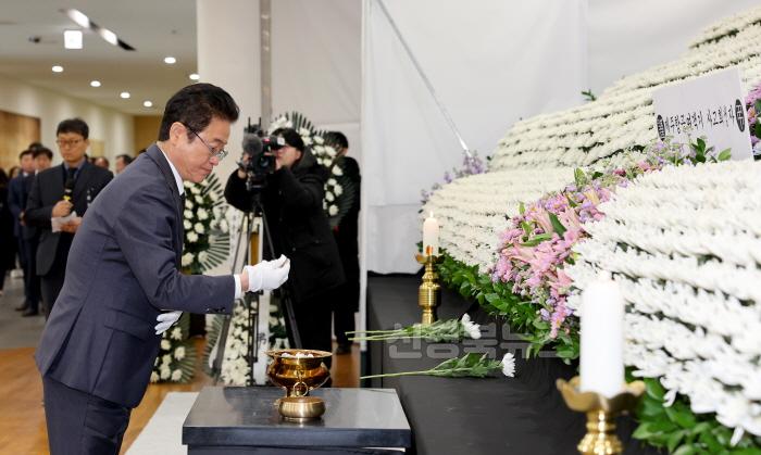 [크기변환]이철우_지사는_31일_경북도청_동락관에_마련된_제주항공기_여객기_사고_희생자_합동분향소를_찾아_실국장_등_주요간부들과_함께_조문_했다2.jpg