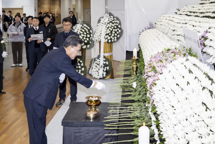 [크기변환]도의회_제주항공기_사고_희생자_합동분향소_조문_사진2.jpg