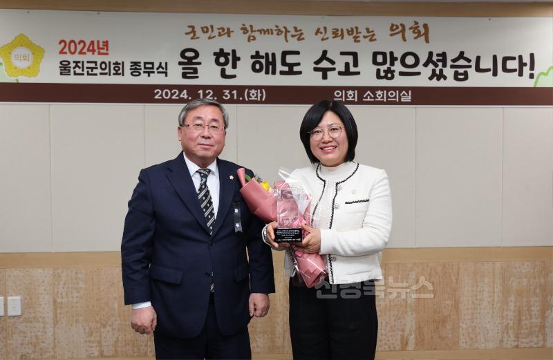 수여식 사진[김정희 의장(왼쪽), 김복남 의원(오른쪽)].JPG