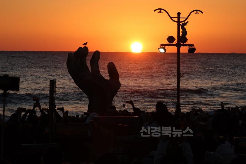 250101 을사년 호미곶 첫 일출, 차분한 분위기 속 시민들 새해 소망 기원1.jpg