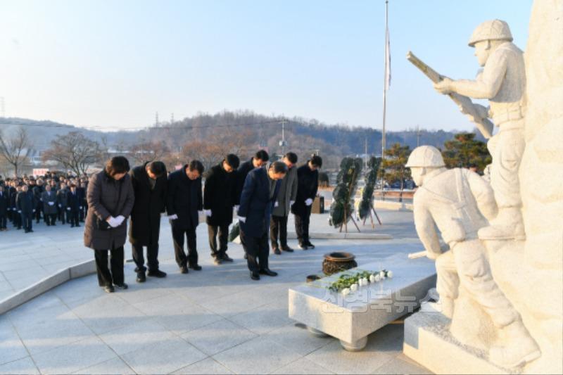 영주-1-2 박남서 영주시장과 간부공무원들이 참배를하고 있다.jpg