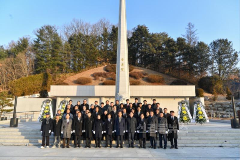 영주-1-1 영주시는 2025년 충혼탑 참배로 새해 일정을 시작했다.jpg