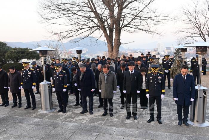 [크기변환]1. 봉화군  새해 충혼탑 참배 행사 (2).jpg