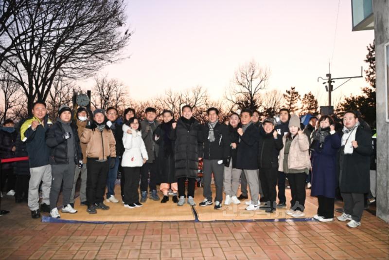 [양포동]희망을 품은 새해 첫날…양포동민  해마루전망대에서 새출발2.jpg