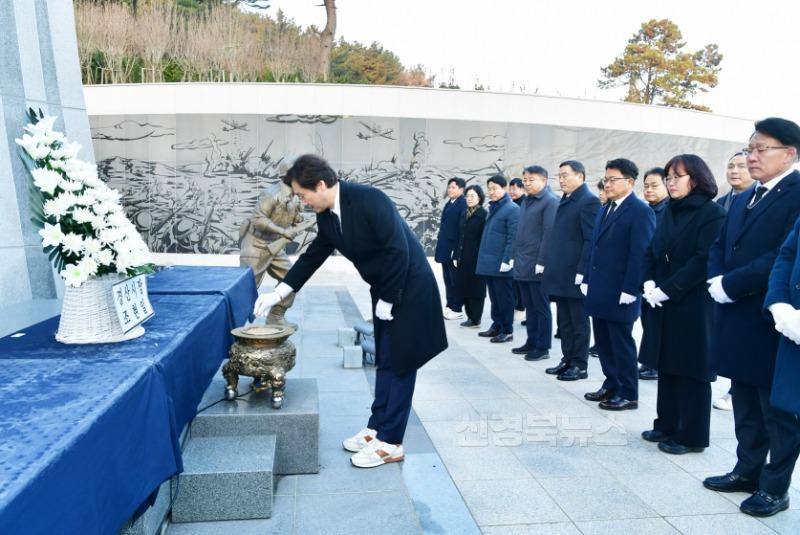 [경산시보도자료]경산시, 충혼탑 참배로 2025년 새해 업무 시작(1).JPG