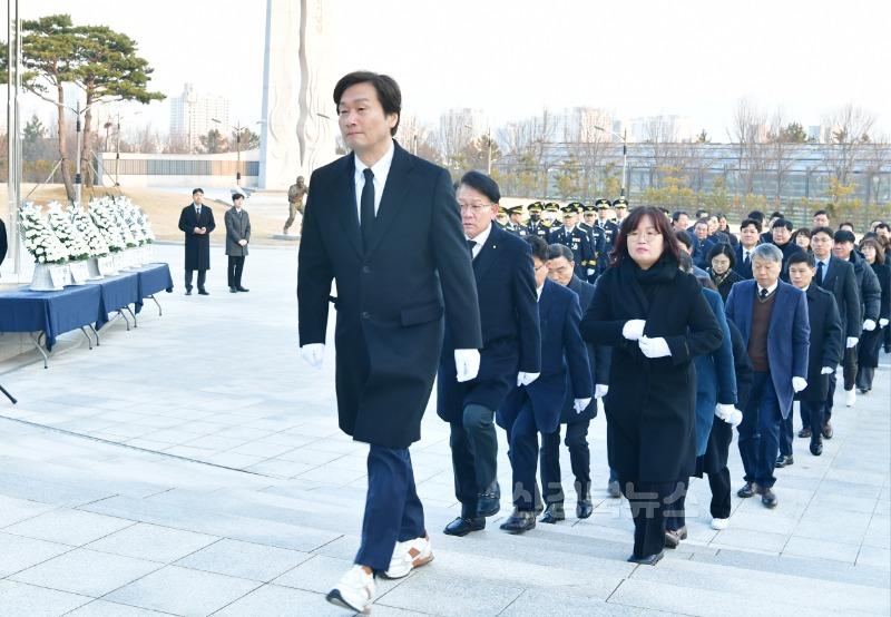 [경산시보도자료]경산시, 충혼탑 참배로 2025년 새해 업무 시작(2).JPG
