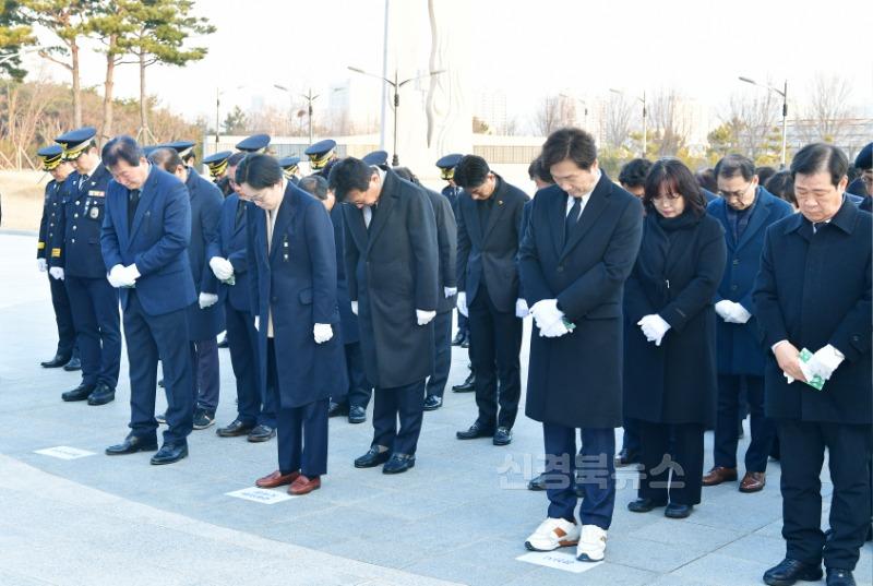 [경산시보도자료]경산시, 충혼탑 참배로 2025년 새해 업무 시작(3).JPG