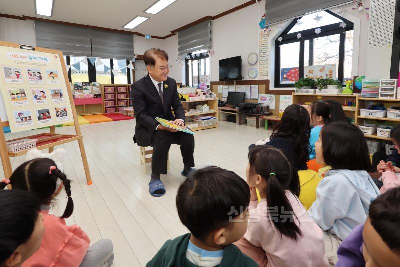 기획예산실)김하수 청도군수, 새해 첫 일정으로 어린이시설 방문 3.jpg